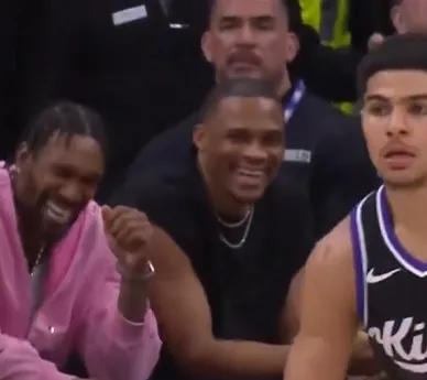 世界杯官方手机客户端-美媒晒鲍尔今日三分投进后看向替补席的威少，后者开怀大笑