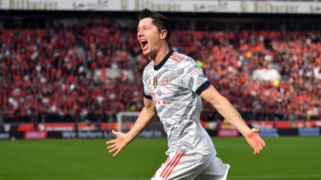 世界杯高清直播平台-告别低谷找回进球节奏 莱万双响引发药厂大崩盘